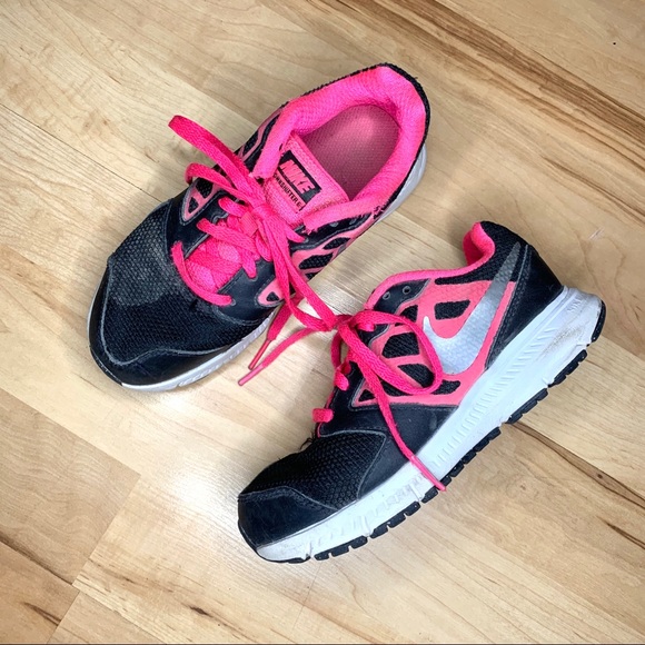 nike black pink shoes